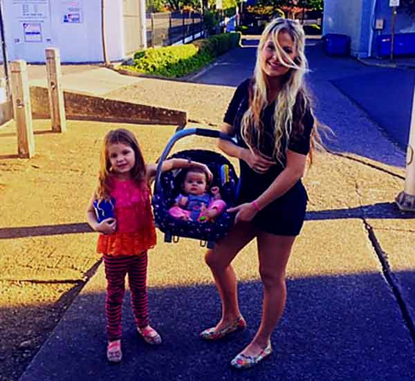 Image of Allysa Rose with her daughters